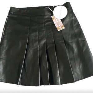 NWT Boohoo Black Pleated Faux Leather Tennis Style Skirt